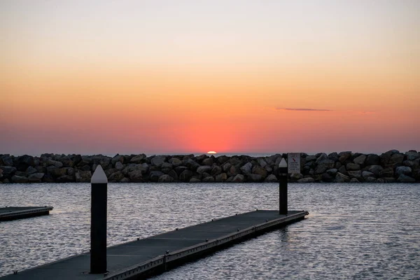 Ein Malerischer Blick Auf Ein Dock Der Küste Und Einen — Stockfoto