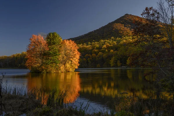 Uma Bela Vista Paisagem Peaks Otter Lake Outono Belo Dia — Fotografia de Stock