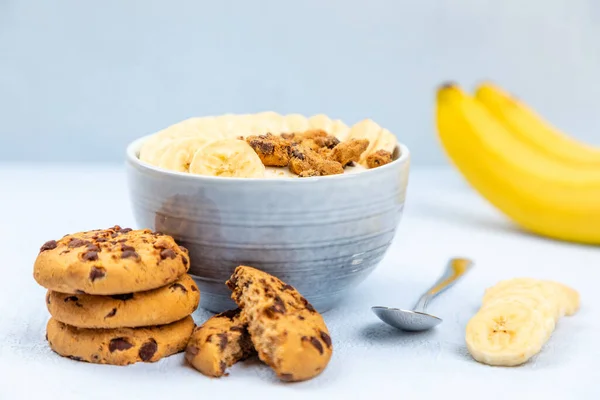 Closeup Shot Cream Dessert Banana Fruit Bowl Cockies Blue Background — Stock Photo, Image