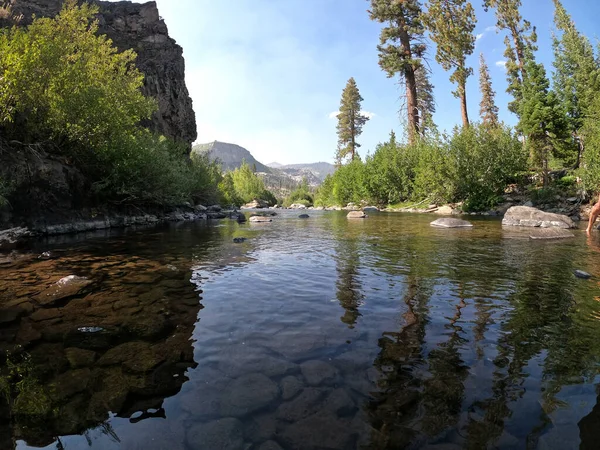 Kaunis Näkymä Joelle Mammoth Järvet Heijastus Puita Vuoria Kaliforniassa — kuvapankkivalokuva