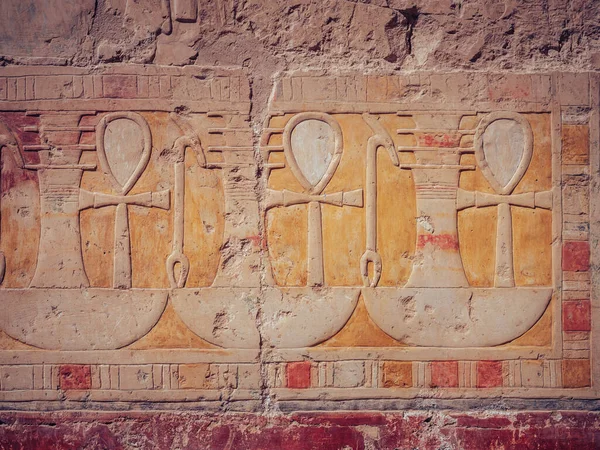 Primer Plano Una Pintura Antigua Con Bajorrelieves Hechos Pared Egipto — Foto de Stock