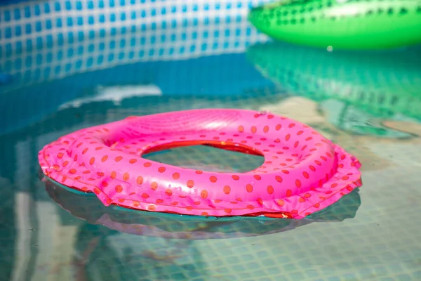 Een Close Opname Van Een Drijvende Ring Voor Een Zwembad — Stockfoto
