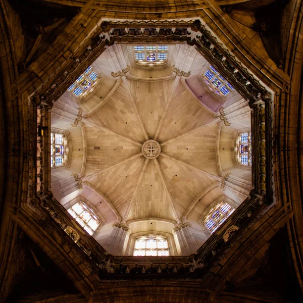 Intérieur Cathédrale Sainte Croix Barcelone Dôme Avec Des Fenêtres Gothiques — Photo