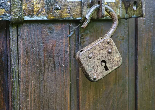 Närbild Åldrade Öppnade Lås Gammal Trägrind — Stockfoto