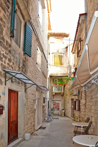 Eski Bir Hırvat Kasabası Olan Trogir Ortaçağ Mahallesinde Küçük Bir — Stok fotoğraf