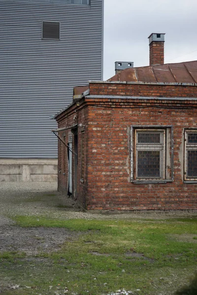 Una Vista Una Pequeña Casa Ladrillo Abandonada Kaunas — Foto de Stock