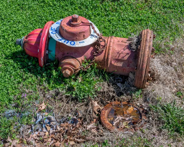 Detailní Záběr Poškozeného Mimo Provoz Požárního Hydrantu Pastvinách Arlingtonu Usa — Stock fotografie