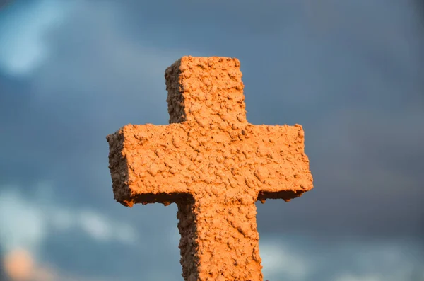 Detailní Záběr Kříže Rozmazaném Pozadí Zamračené Oblohy — Stock fotografie
