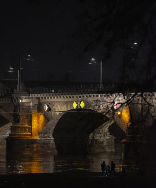 Вночі Над Озером Парку Вимальовується Мальовнича Картина Моста Альберта — стокове фото