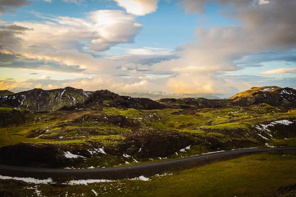 Una Hermosa Vista Del Paisaje Montañas Nevadas Pastizales Con Cielo — Foto de Stock