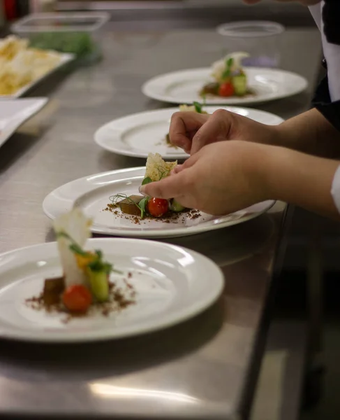 Primer Plano Vertical Chef Profesional Añadiendo Los Últimos Diseños Una —  Fotos de Stock