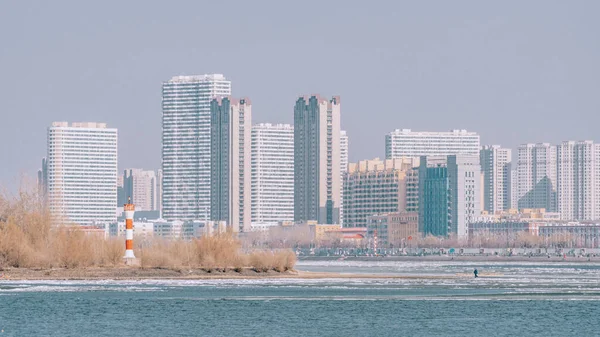 Ein Schöner Blick Auf Ein Meer Mit Gebäuden Hintergrund — Stockfoto