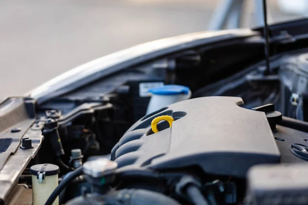 Selettivo Una Cappa Aperta Auto Controllare Livello Olio — Foto Stock