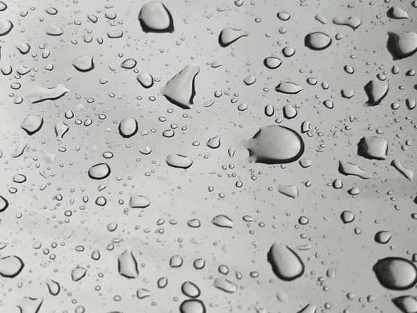 Tiro Vertical Gotas Chuva Correndo Por Uma Janela Fundo Cinza — Fotografia de Stock