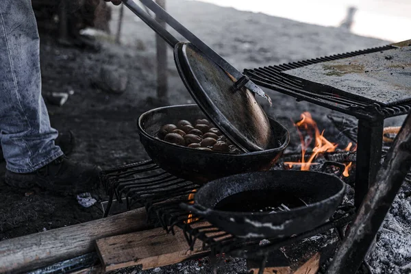 Eine Nahaufnahme Des Brennenden Hexenkessels Kochen Freien — Stockfoto