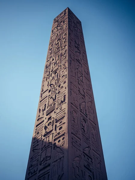 Plano Vertical Bajo Ángulo Obelisco Histórico Alto Con Tallas Templo — Foto de Stock