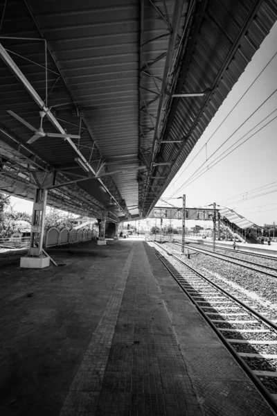 Tiro Vertical Uma Estação Trem Vazia Dia Ensolarado Escala Cinza — Fotografia de Stock