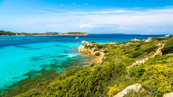 바위가 해안의 아름다운 과푸른 과푸른 청록색 바다를 수있다 이탈리아의 사르데냐 — 스톡 사진