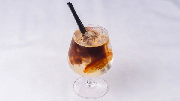 Beyaz Bir Yüzeye Yakın Çekim Buzlu Kahve — Stok fotoğraf