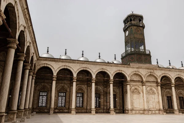 Niski Kąt Strzał Cytadeli Kairu Wieża Zegarowa Zachmurzeniem Tle — Zdjęcie stockowe