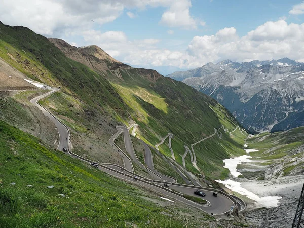 Una Strada Con Motociclette Tra Colline Montagne Sotto Cielo Azzurro — Foto Stock