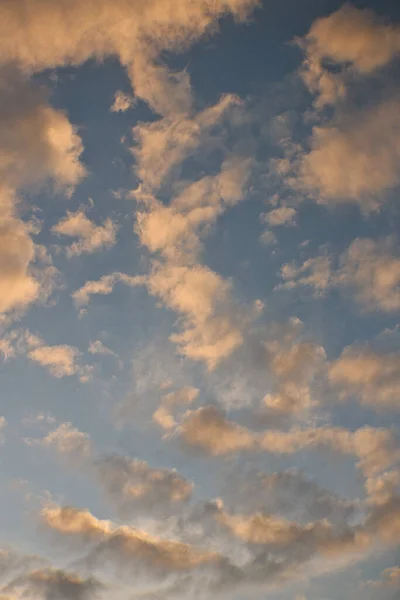Ηλιοβασίλεμα Αντανακλάται Στα Χνουδωτά Σύννεφα Στον Γαλάζιο Ουρανό — Φωτογραφία Αρχείου