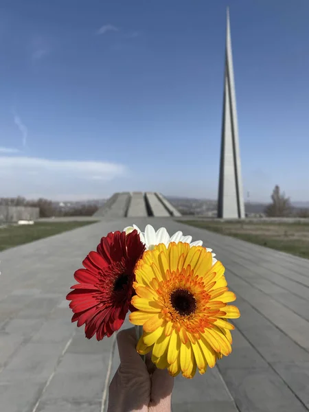 Tiro Vertical Uma Pessoa Que Leva Flores Para Complexo Memorial — Fotografia de Stock