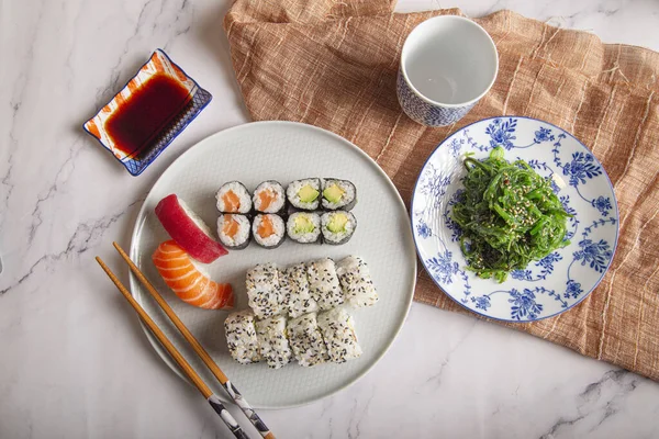 日本寿司 黑鱼卷 芥末沙拉 酱油和筷子放在桌子上的头像 — 图库照片