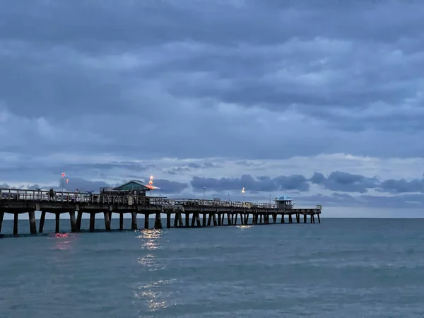 Schöne Aufnahme Einer Holzbrücke Über Dem Meer — Stockfoto