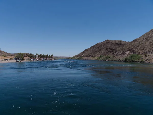 河船游览科罗拉多河上岩石景观的风景画 — 图库照片