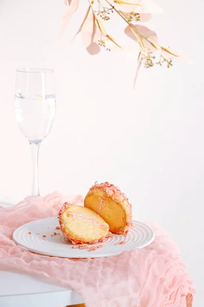 Вертикальний Знімок Тортного Десерту Тарілці Столі — стокове фото