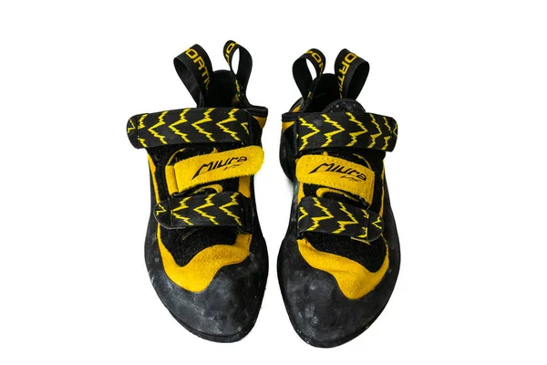 Een Paar Nieuwe Klimschoenen Sportiva Miura Geïsoleerd Witte Achtergrond — Stockfoto