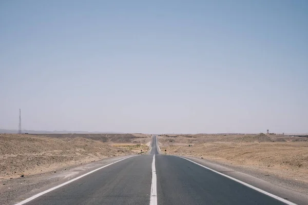 Uma Estrada Através Deserto Saara Fundo Céu Azul Egito — Fotografia de Stock