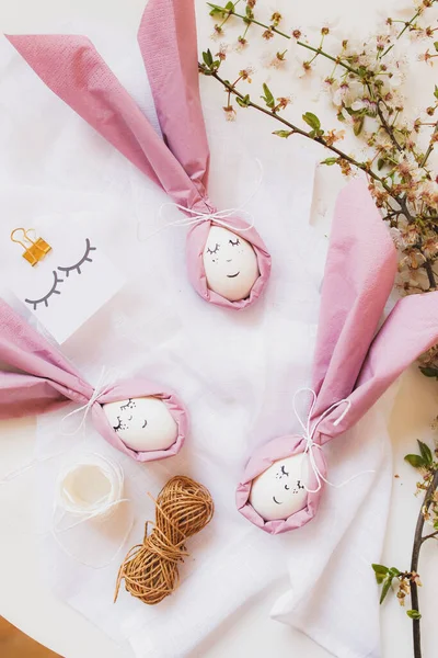 Una Toma Vertical Huevos Pascua Cubiertos Con Textil Rosa — Foto de Stock