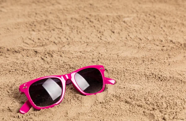 Detailní Záběr Slunečních Brýlí Písku Pláži — Stock fotografie