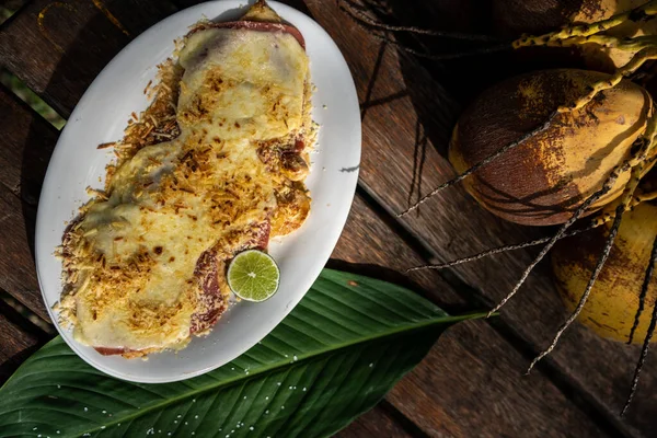 肉とチーズで覆われたおいしい食事の美しいショット — ストック写真