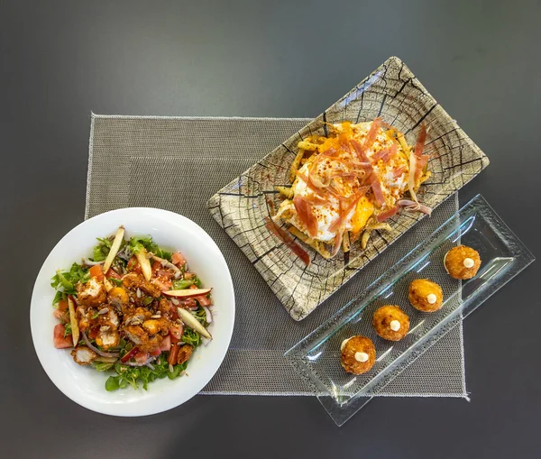 Topputsikt Över Välsmakande Sallad Med Nuggets Och Tallrik Köttbullar Ett — Stockfoto