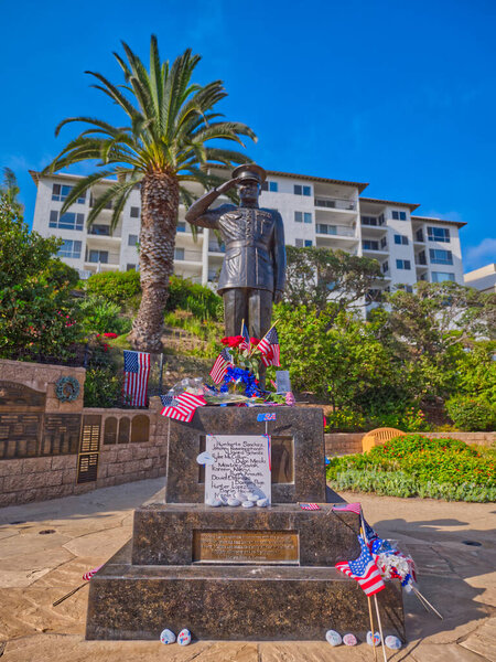 Вертикальный снимок парка Семпер Фи возле пирса Сан-Клементе, Калифорния