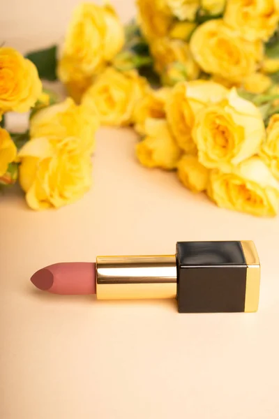 Una Foto Vertical Lápiz Labial Rosa Con Flores Amarillas Sobre — Foto de Stock