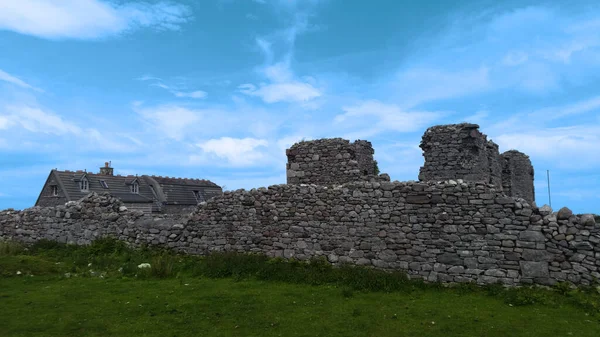 Ein Altes Haus Grünen Mit Steinmauer Unter Blauem Himmel Irland — Stockfoto