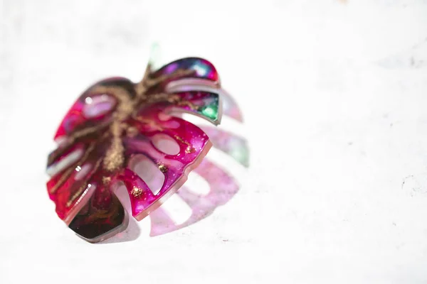 Broche Joyería Colorido Forma Hoja Aislado Sobre Fondo Blanco — Foto de Stock