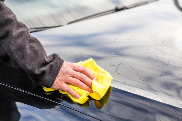 Hand Yellow Rag Cleaning Hood Black Car — Stock Photo, Image