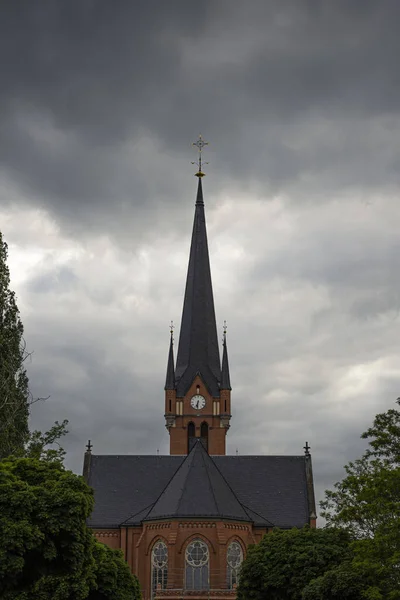 Bulutlu Bir Günde Norveç Teki Petri Kilisesinin Dikey Çekimi — Stok fotoğraf