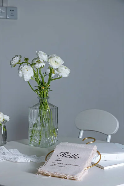 Sebuah Gambar Vertikal Dari Ruangan Putih Dengan Vas Kaca Dan — Stok Foto