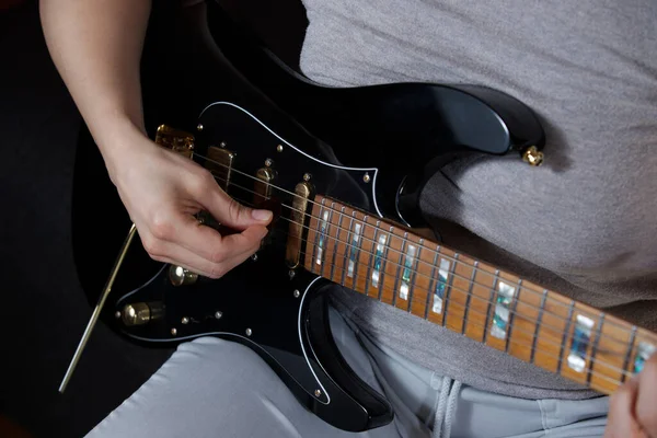 Primer Plano Una Persona Sosteniendo Una Guitarra Negra Tocando — Foto de Stock