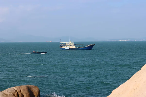 崖に囲まれた海を航海する船の美しい景色 — ストック写真