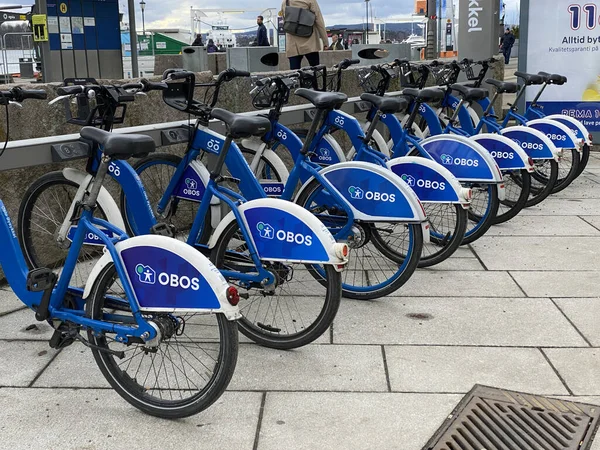 Eine Nahaufnahme Blauer Fahrräder Die Einer Reihe Auf Den Straßen — Stockfoto