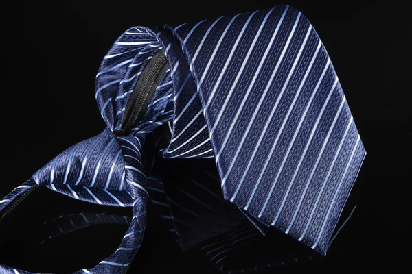 Eine Nahaufnahme Eines Reißverschlussmodells Krawatte Auf Schwarzem Hintergrund — Stockfoto