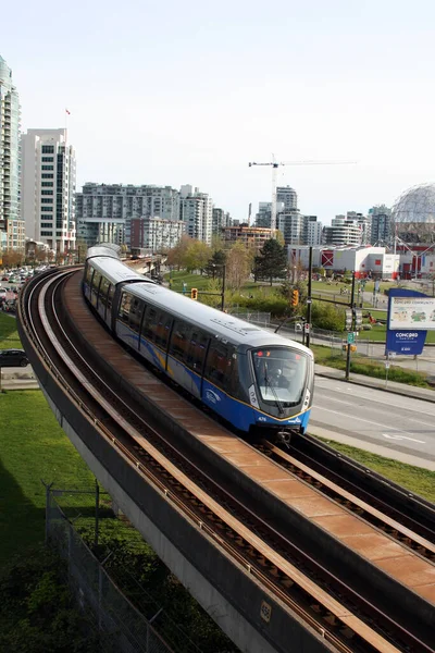 Vancouver, British Columbia, Kanada şehir merkezine giren bir gökyüzü treninin dikey çekimi