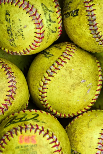 Kovadaki Kullanılmış Beysbol Toplarının Yakın Plan Çekimi — Stok fotoğraf
